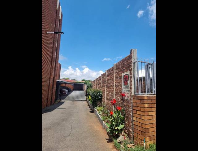 1 BEDROOM TOWNHOUSE FOR SALE IN MALVERN EAST EXT